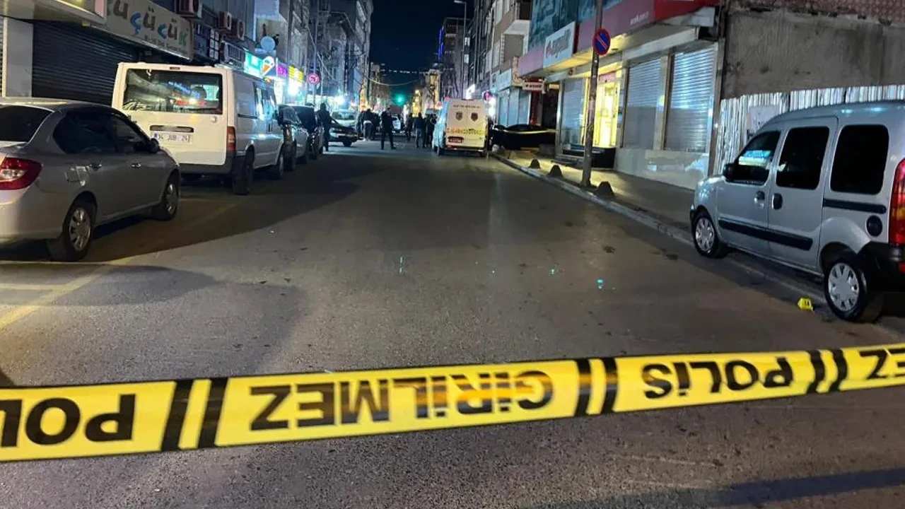 Küçükçekmece'de sokak ortasında silahlı saldırı: 2 ölü, 1 yaralı