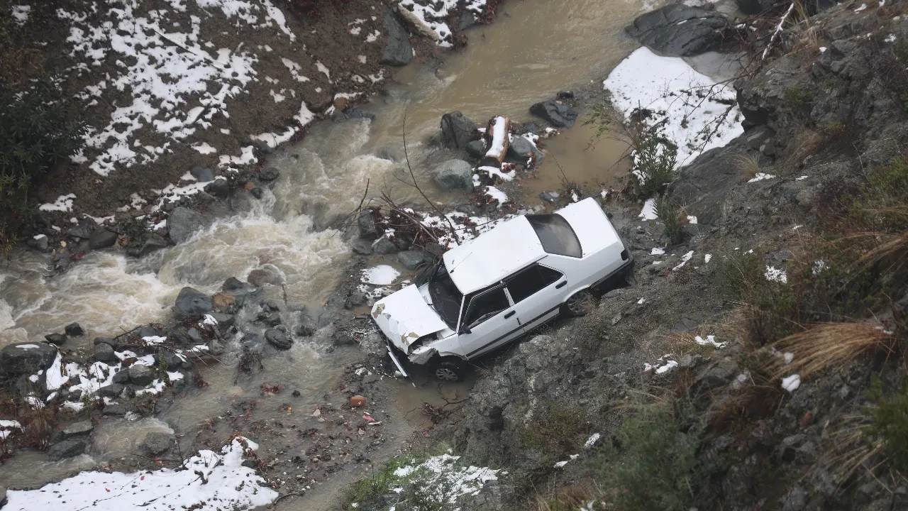Metrelerce yüksekten dereye uçan otomobilden kendini atarak kurtardı