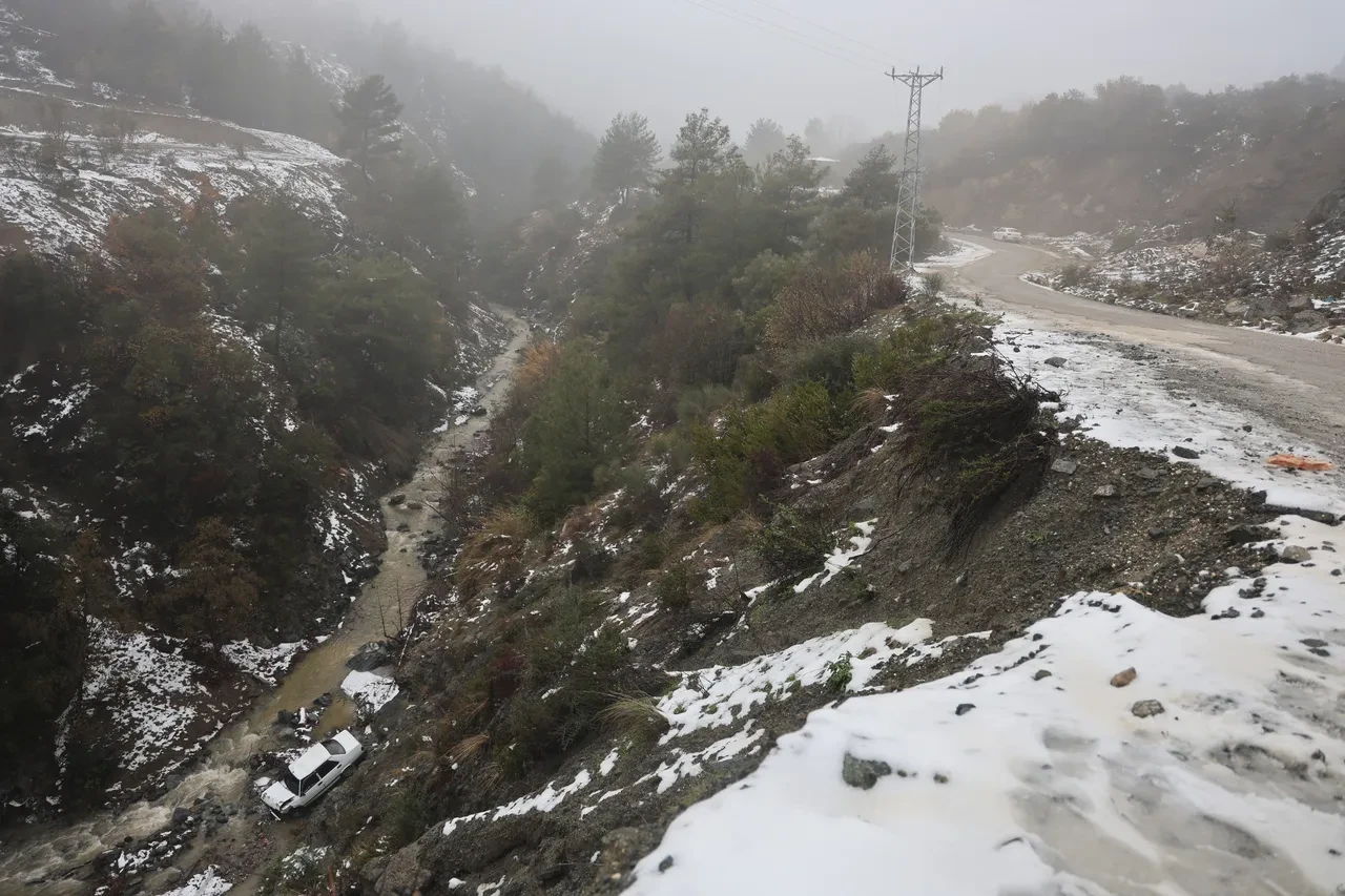 Metrelerce yüksekten dereye uçan otomobilden kendini atarak kurtardı