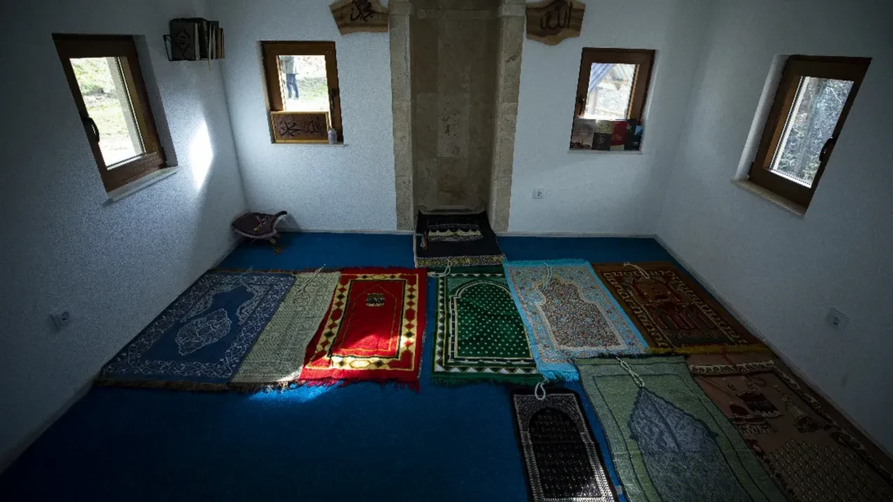 Sadece 10 kişinin sığabildiği cami! Almanya, Fransa ve ABD'den görmeye geliyorlar