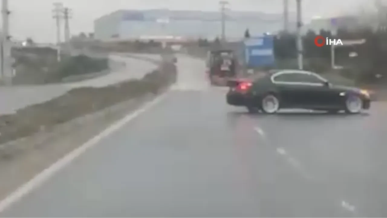 Yağışlı yolda makas atan otomobil takla attı: Korku dolu anlar kamerada!