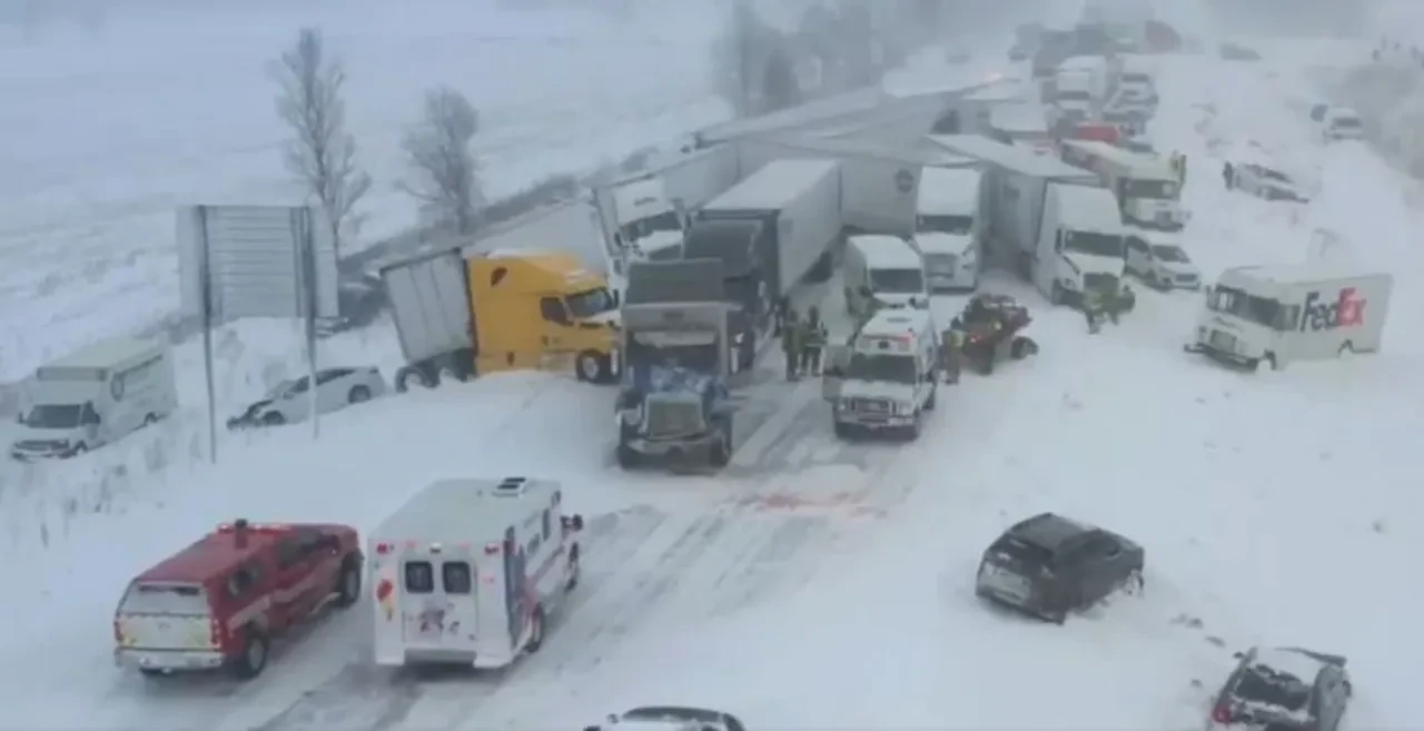 ABD ve Kanada'da aşır kar yağışı! Otoyolda 100'den fazla araç kaza yaptı: Evler elektriksiz kaldı