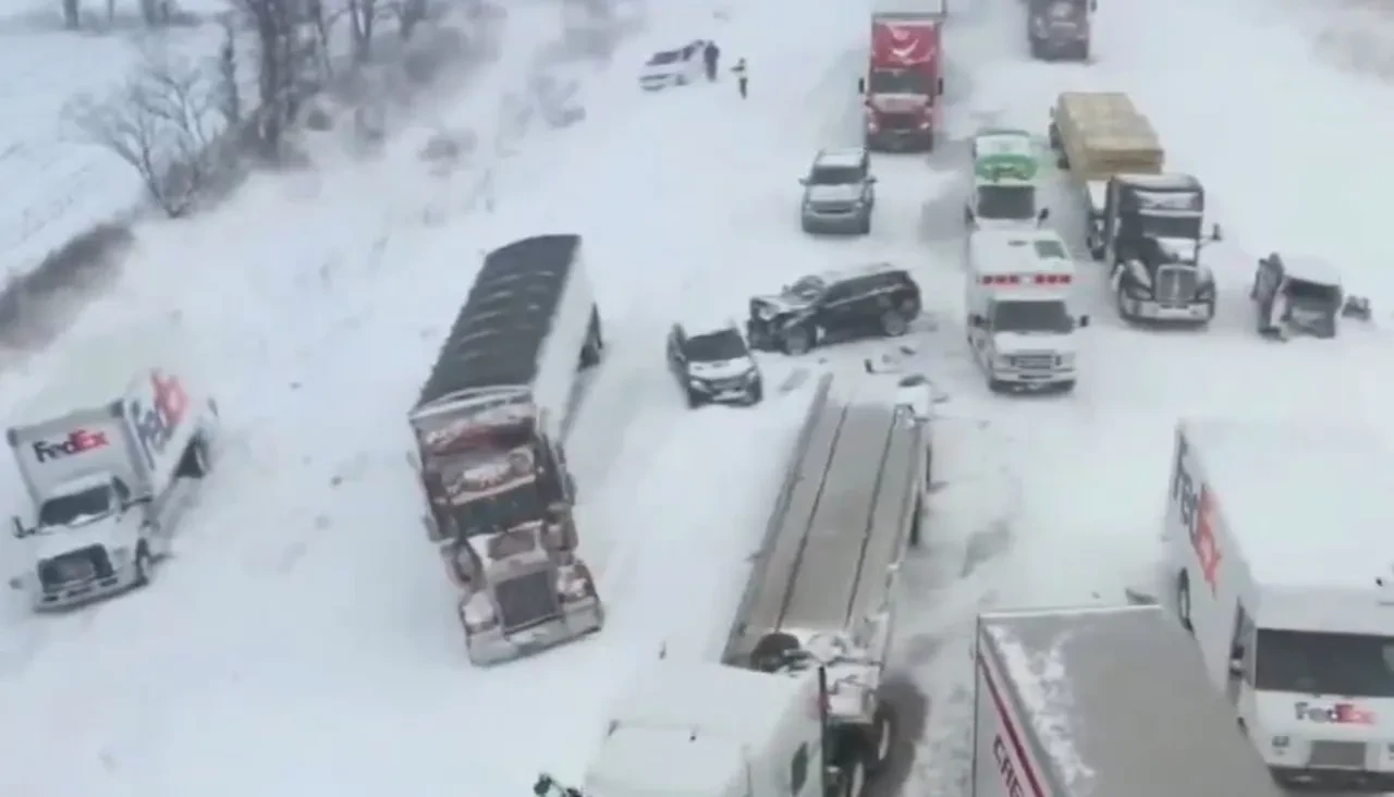 ABD ve Kanada'da aşır kar yağışı! Otoyolda 100'den fazla araç kaza yaptı: Evler elektriksiz kaldı