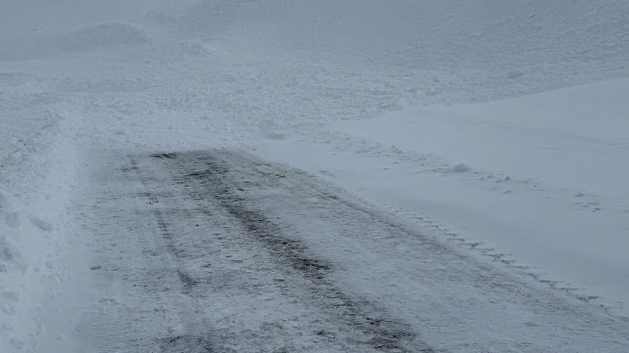 Bingöl'de yola çığ düştü, ekipler harekete geçti