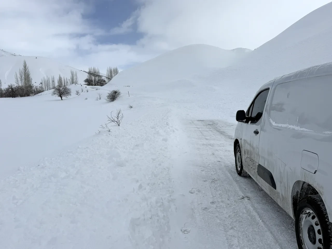 Bingöl'de yola çığ düştü, ekipler harekete geçti