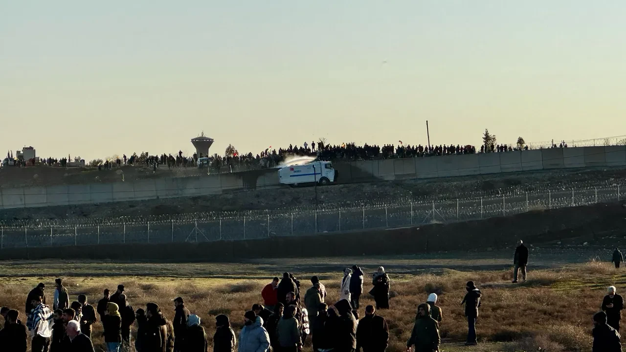 Cem Küçük'ten DEM Parti'nin Türk bayrağı açıklamasına tepki: 'Bu tavır namussuzluktur'