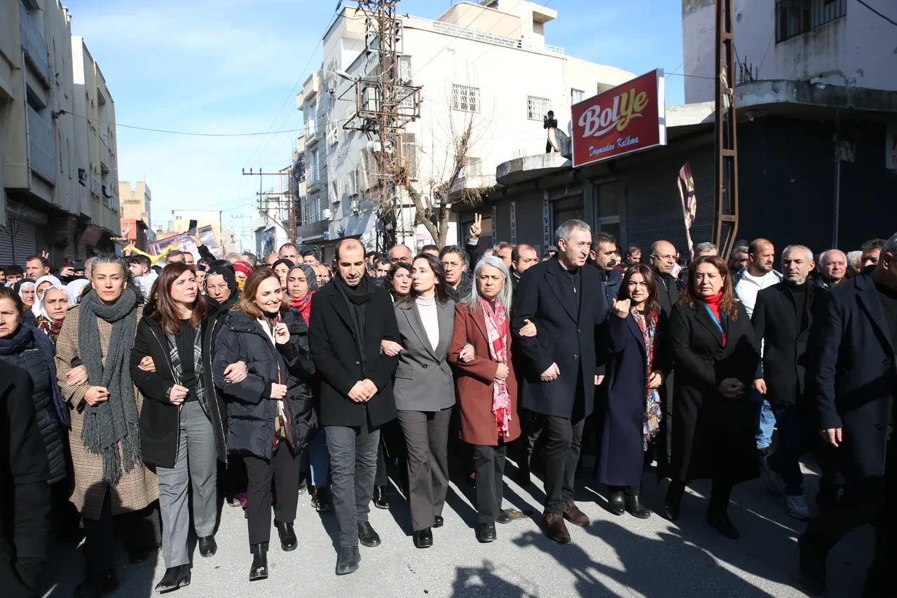Cem Küçük'ten DEM Parti'nin Türk bayrağı açıklamasına tepki: 'Bu tavır namussuzluktur'