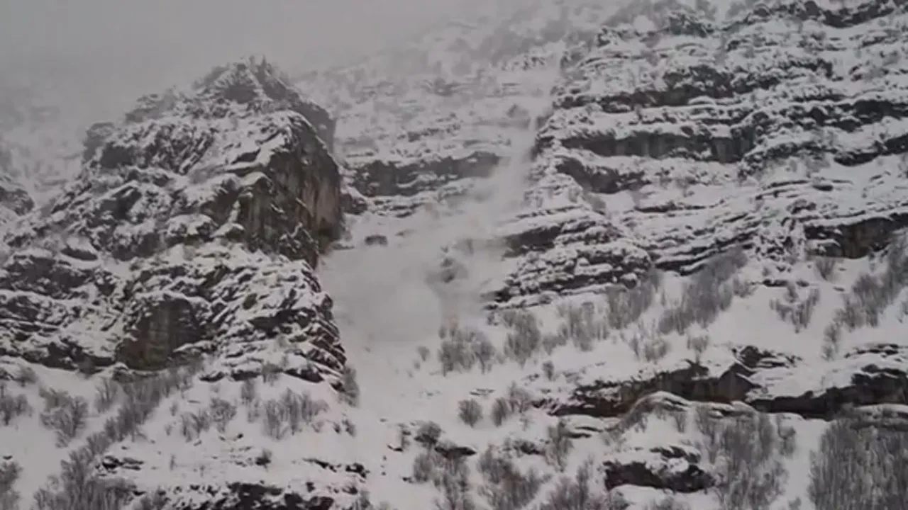 Çığ düşme anı kameralara yansıdı