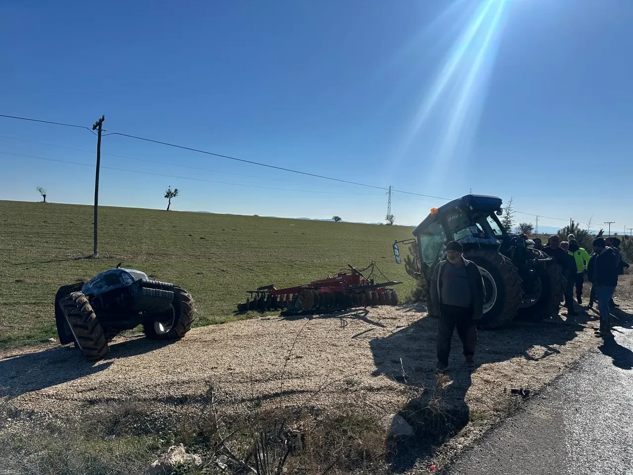 Feci kazada traktör ikiye bölündü