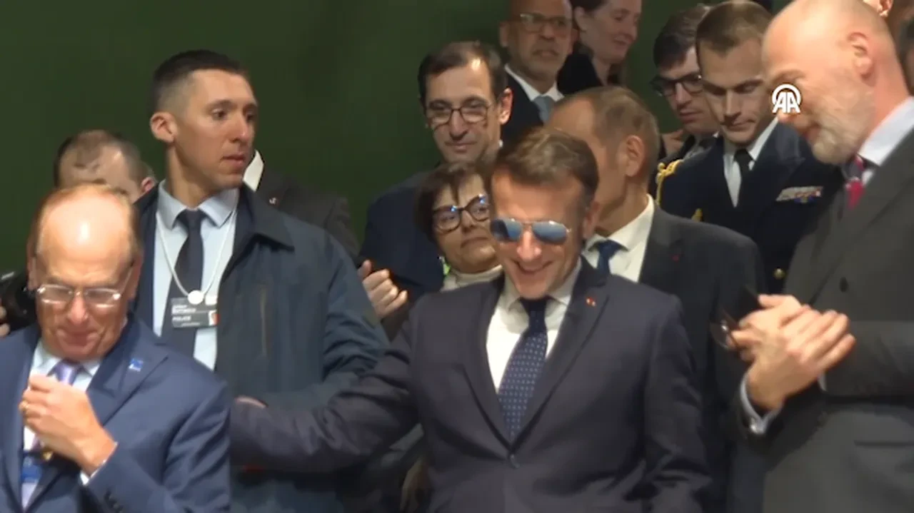 Fransız lider Macron Davos'da da gözlüğünü çıkarmadı, Trump'ı 'zorba' diyerek hedef aldı