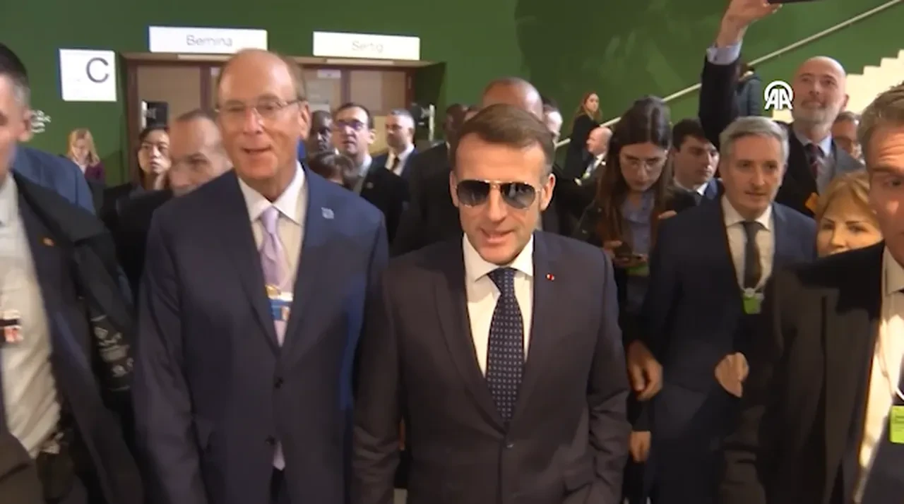 Fransız lider Macron Davos'da da gözlüğünü çıkarmadı, Trump'ı 'zorba' diyerek hedef aldı