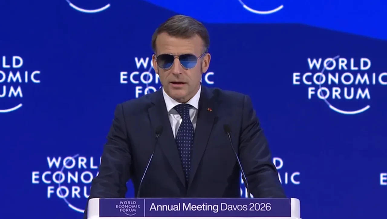Fransız lider Macron Davos'da da gözlüğünü çıkarmadı, Trump'ı 'zorba' diyerek hedef aldı
