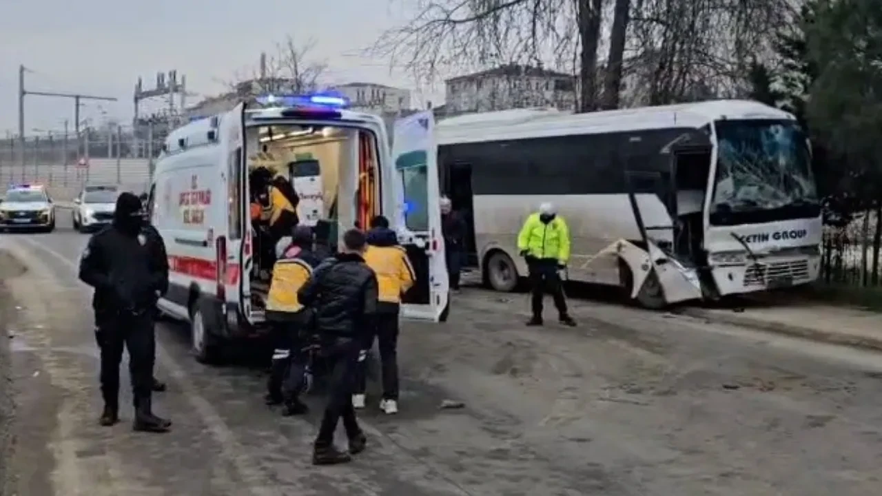 İşçi servisleri kafa kafaya çarpıştı! Çok sayıda yaralı var