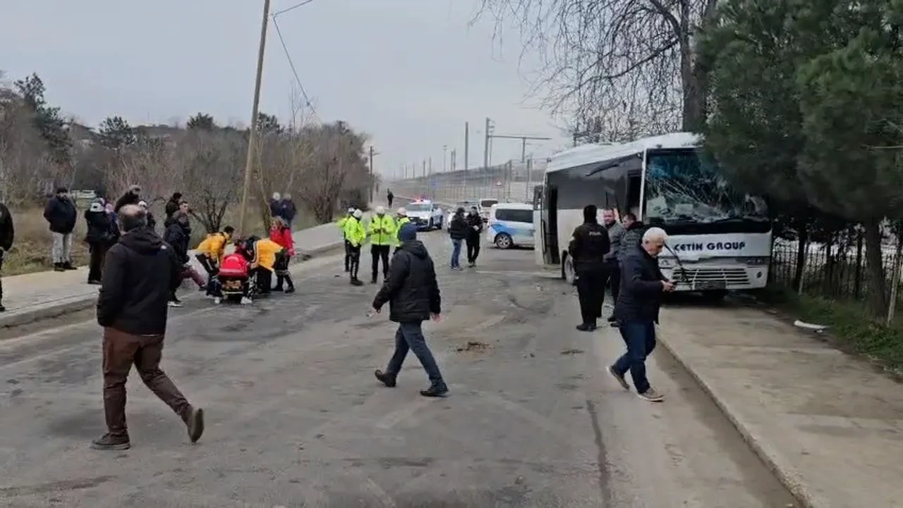 İşçi servisleri kafa kafaya çarpıştı! Çok sayıda yaralı var