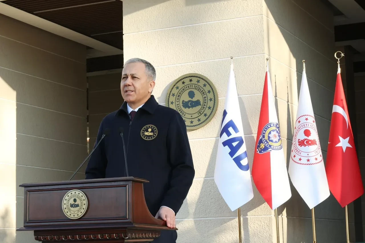 İzmir'de büyük uyuşturucu operasyonu! Yüzlerce gözaltı var