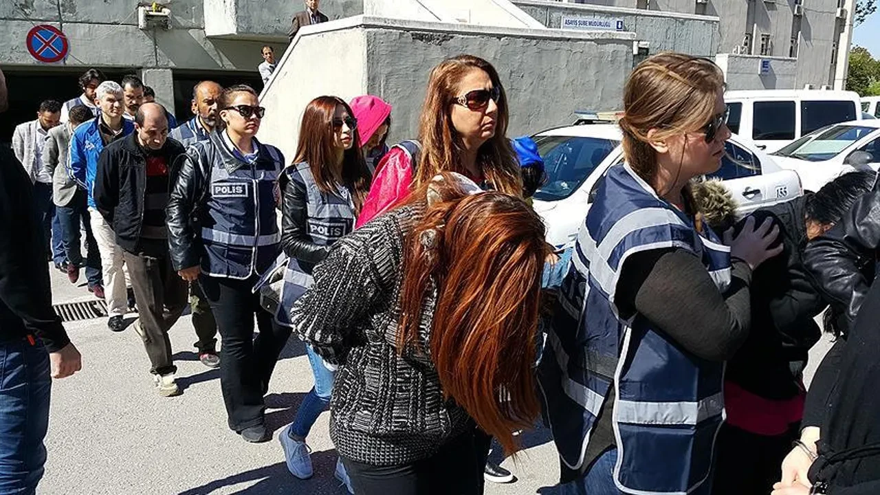 Kayseri'de masaj salonlarına baskın: Çok sayıda yabancı uyruklu kadın yakalandı