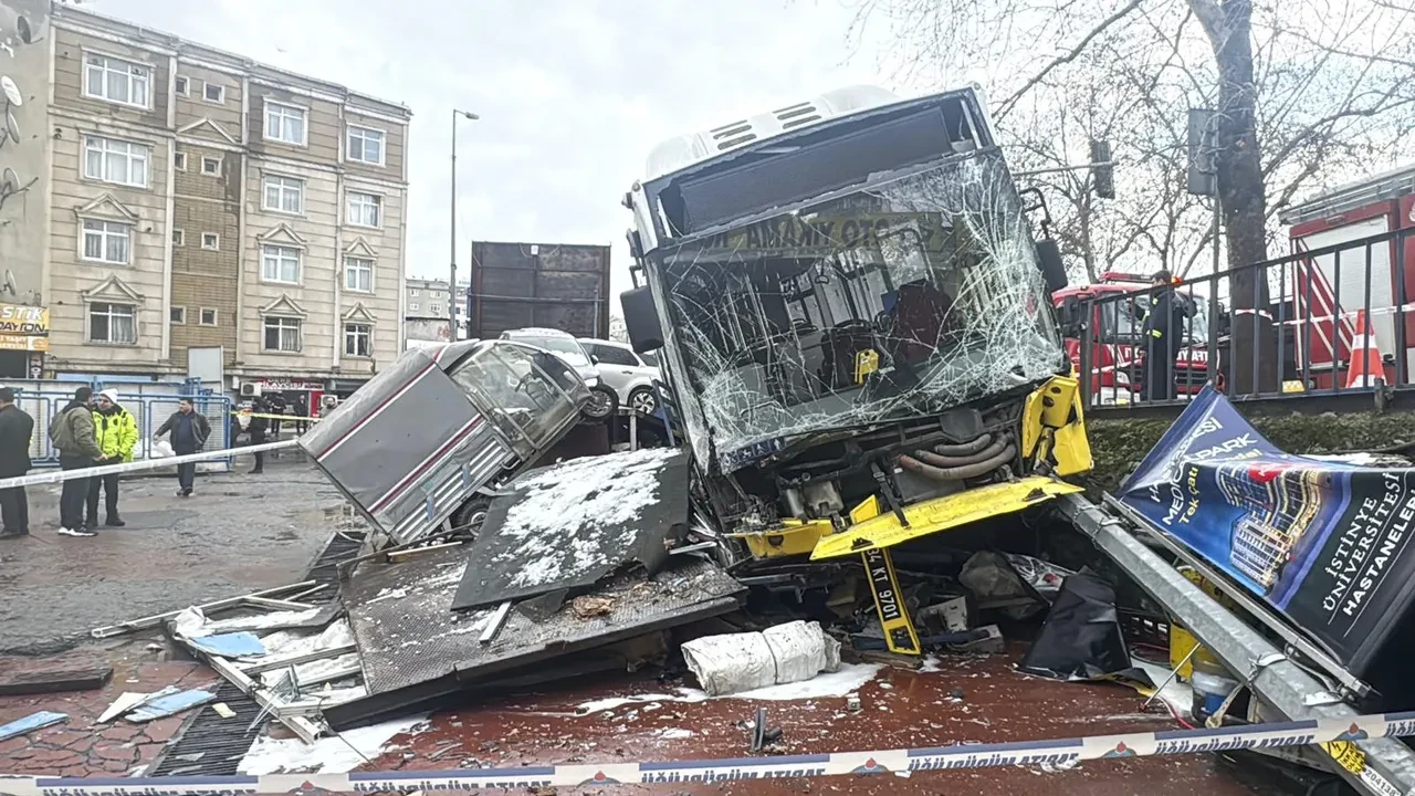 Kontrolden çıkan İETT otobüsü otoparka daldı!