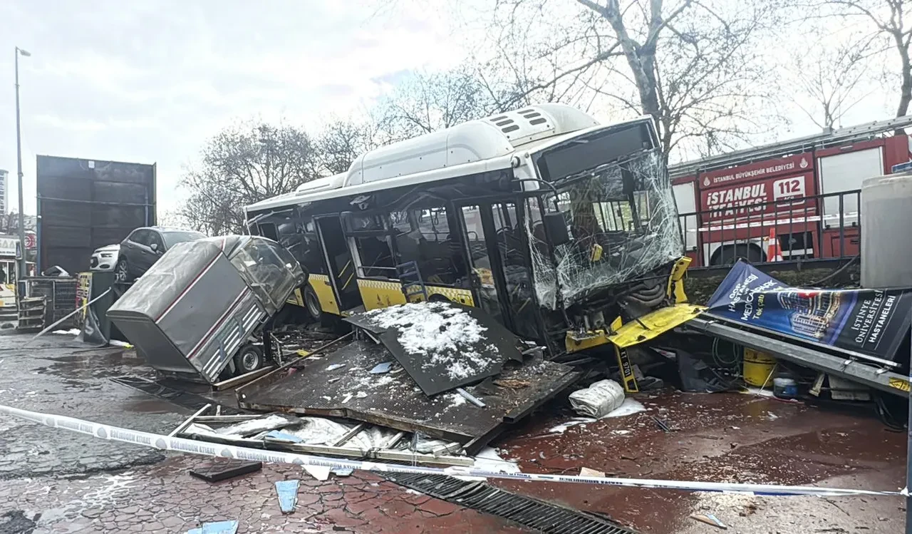 Kontrolden çıkan İETT otobüsü otoparka daldı!