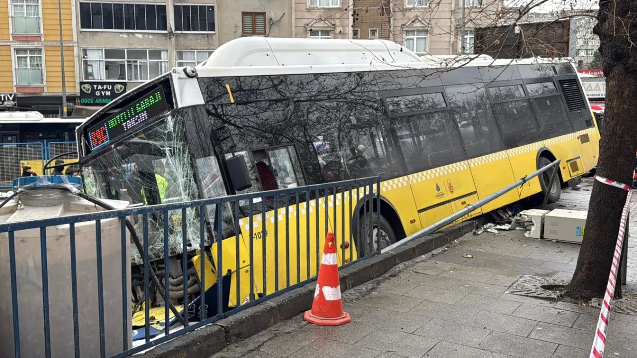 Kontrolden çıkan İETT otobüsü otoparka daldı!