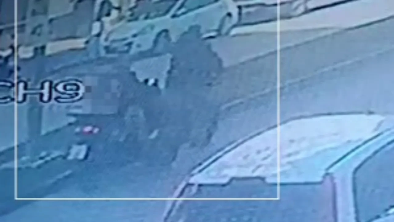 Motosiklet ile elektrikli bisiklet çarpıştı! Kaza anı kameralara yans