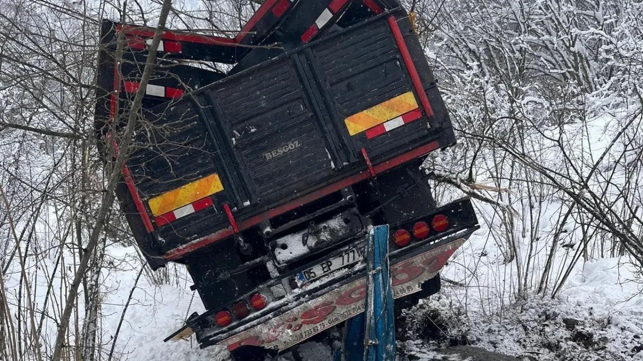 Ordu'da buzlanan yol faciaya sebep oldu: Tır 600 metreden aşağı yuvarlandı!