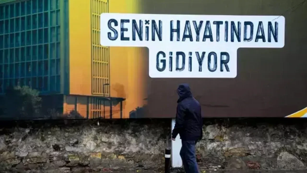 AK Parti'den yeni paylaşım: Ne kadar branda kullanırsanız kullanın, gizleyemezsiniz!