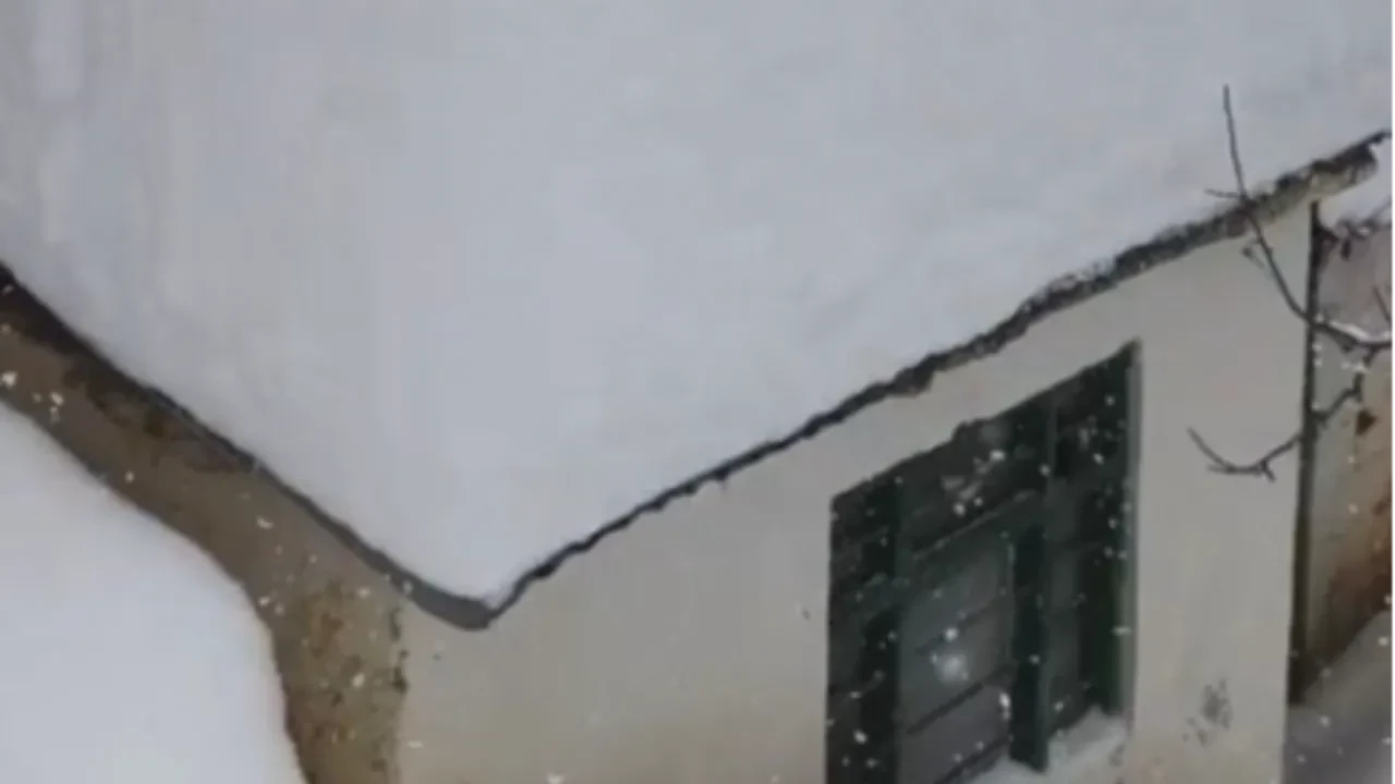 Evleri çökme tehlikesiyle karşı karşıya! Video çekerek yardım istediler