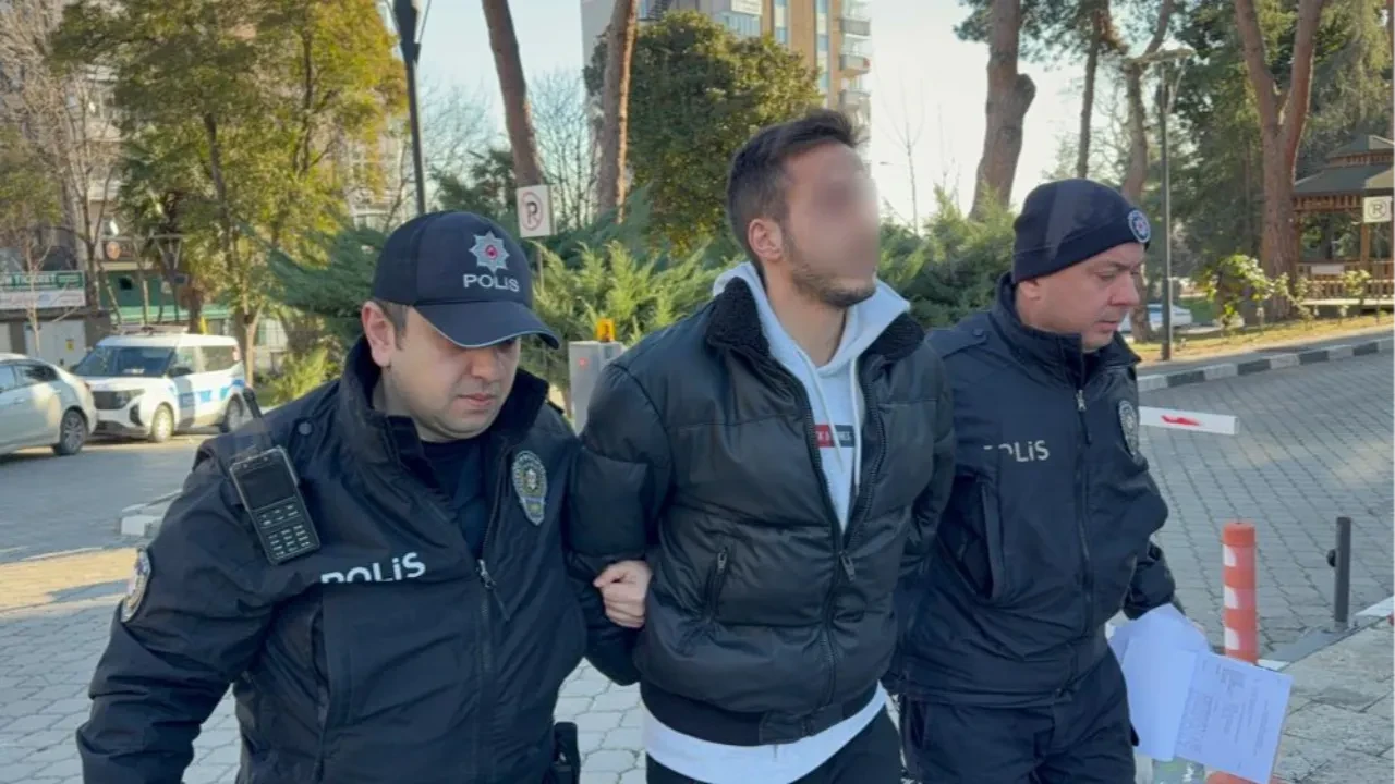 Halk otobüsünde dehşet! Lise öğrencisinin boynuna bıçak dayayıp tehdit etti: Nefesini keserim