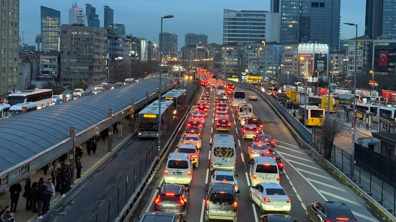 İstanbul'da 'Çarşamba' kabusu: Trafik yoğunluğu yüzde 85'e ulaştı, yollar kilitlendi!