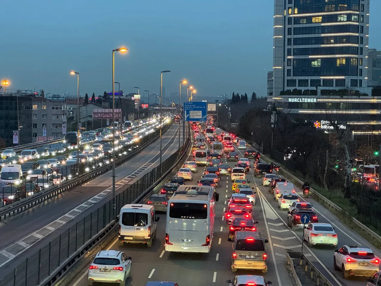 İstanbul'da 'Çarşamba' kabusu: Trafik yoğunluğu yüzde 85'e ulaştı, yollar kilitlendi!