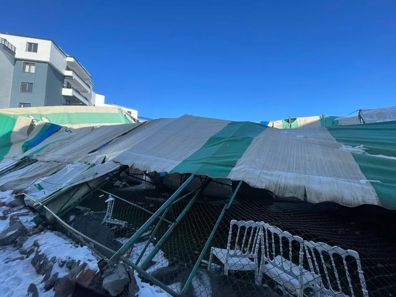 Kar yağışı faciayla sonuçlanıyordu! Düğün salonu çöktü