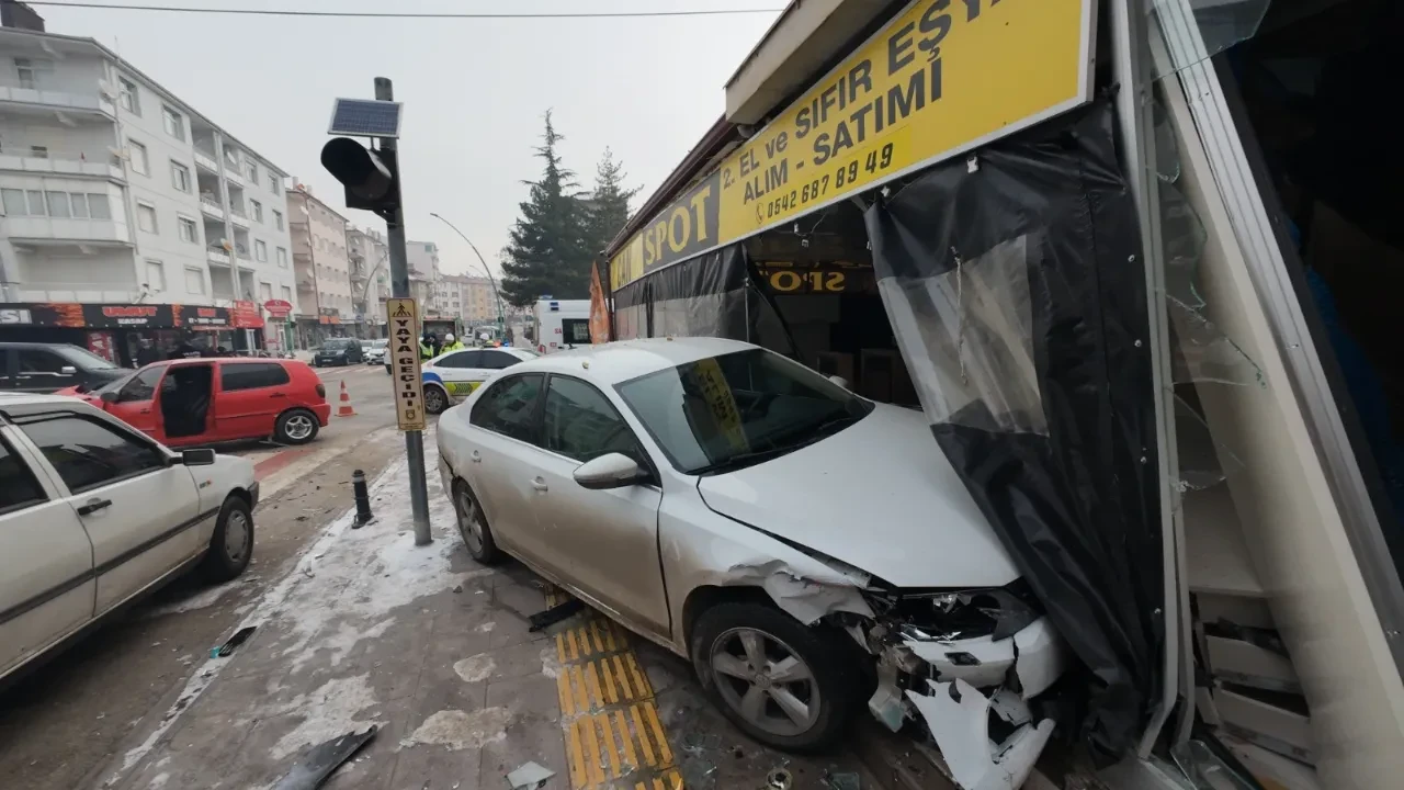 Karaman'da otomobilin iş yerine daldığı korkunç kaza kamerada!