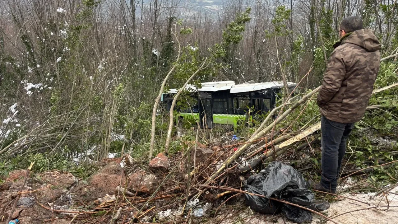 Kocaeli’de feci kaza! Belediye otobüsü şarampole devrildi: Çok sayıda yaralı var