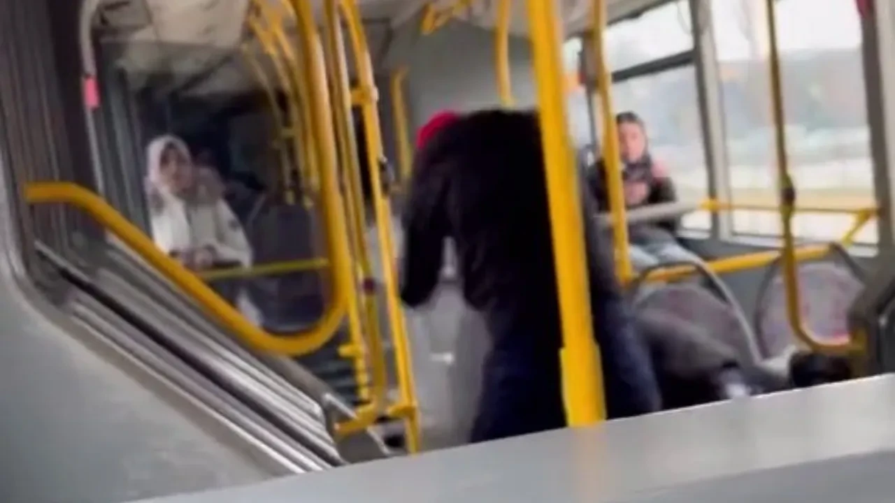 Otobüste tartıştığı genci tekme tokat dövdü: O anlar kamerada!