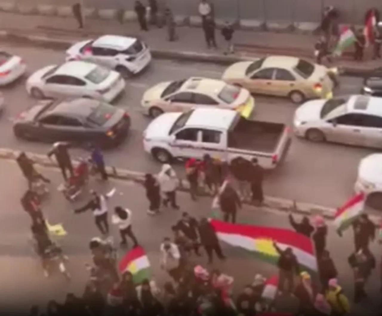 PKK/YPG sempatizanlarından Erbil’de provokasyon! Irak Türkmen Cephesi Binasına taşlı saldırı!