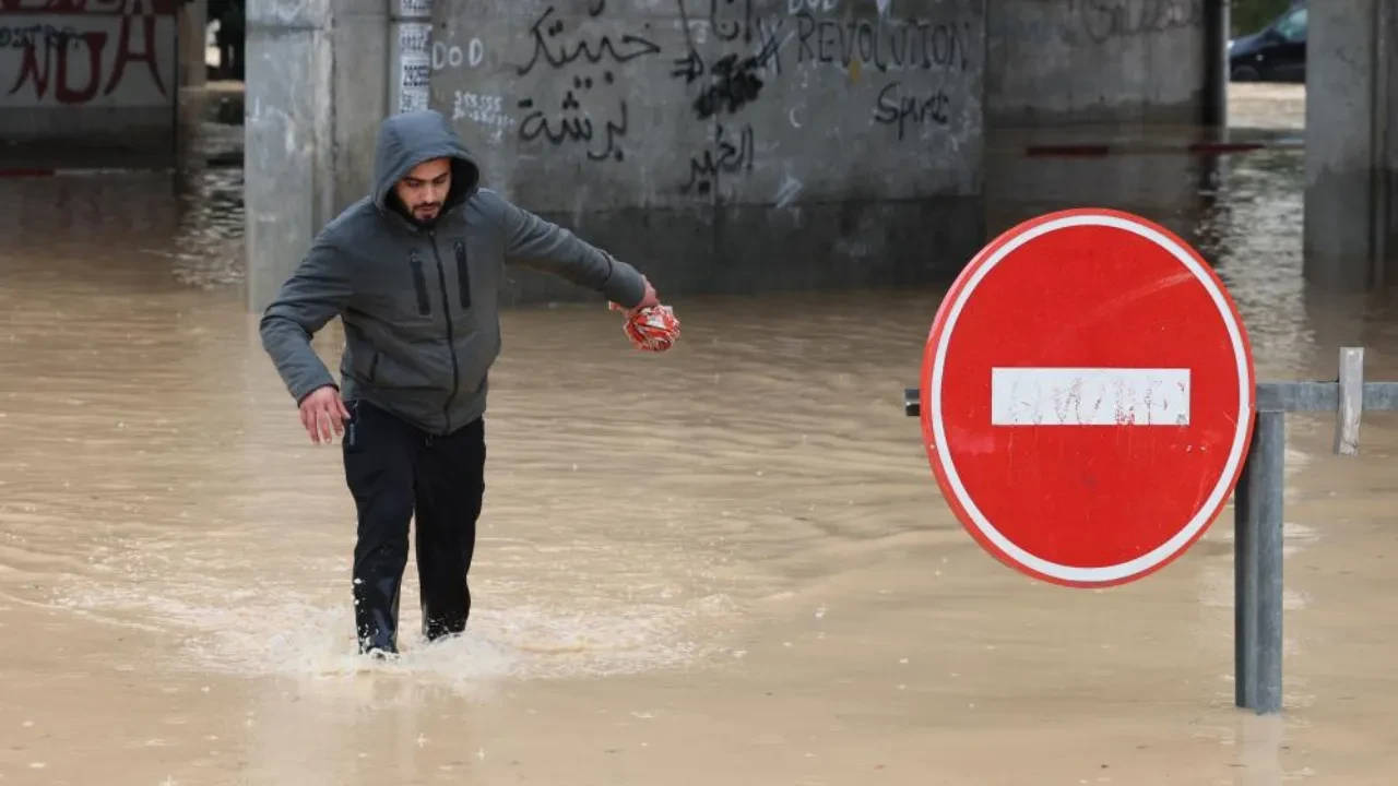 Son 76 yılın en şiddetli yağışları ölüm getirdi! Tunus halkına 'evden çıkmayın' çağrısı