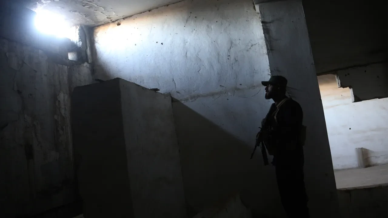 Terör örgütünün arkada bıraktıkları şaşırtmaya devam ediyor! Stadyuma açılan tünel ve hapishane hücreleri ifşa edildi