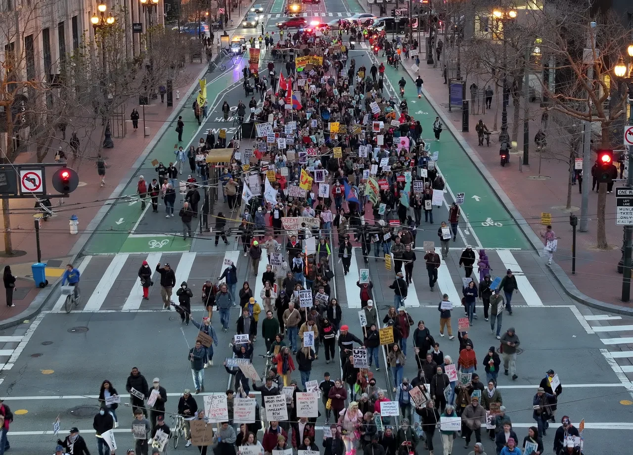 Trump'ın 1. yılında halk protesto için sokağa döküldü! Nasıl zengin olduğu haberi çok ses getirdi
