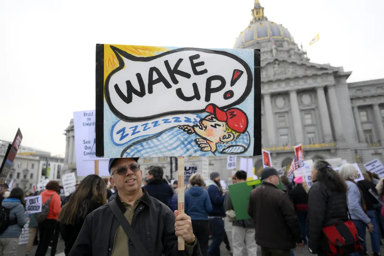 Trump'ın 1. yılında halk protesto için sokağa döküldü! Nasıl zengin olduğu haberi çok ses getirdi