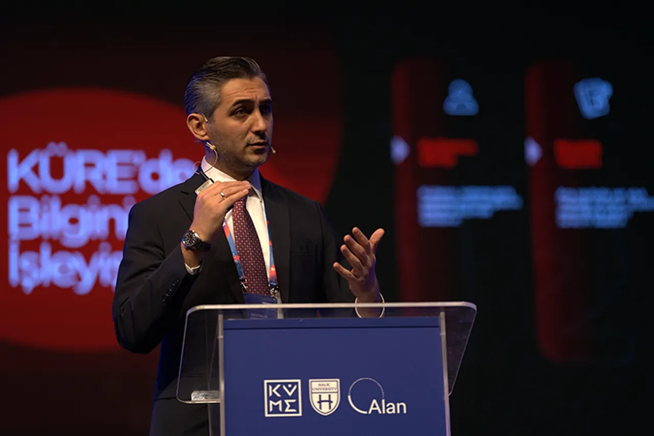 Vikipedi'ye yerli rakip: Selçuk Bayraktar öncülüğünde KÜRE dönemi başladı