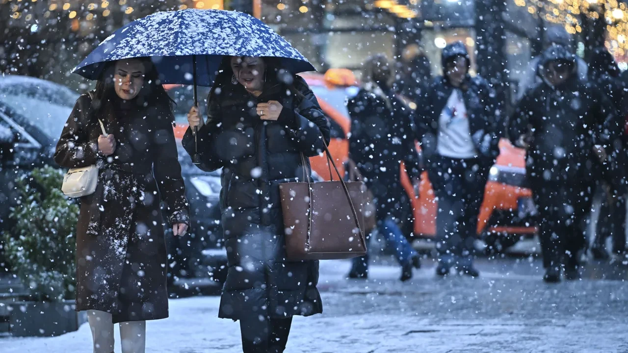 Ankara'da kar yağışı! Etraf beyaza büründü
