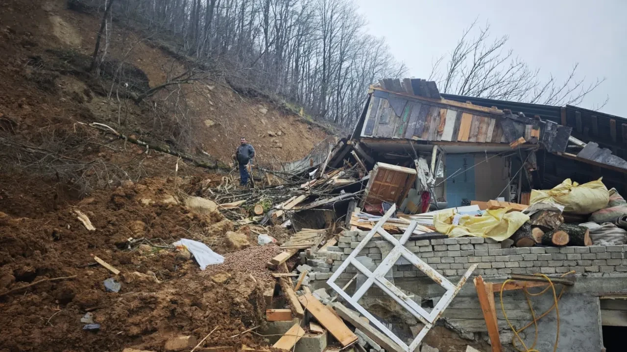 Artvin'de toprak kayması! Ev ve ahır toprak altında kaldı