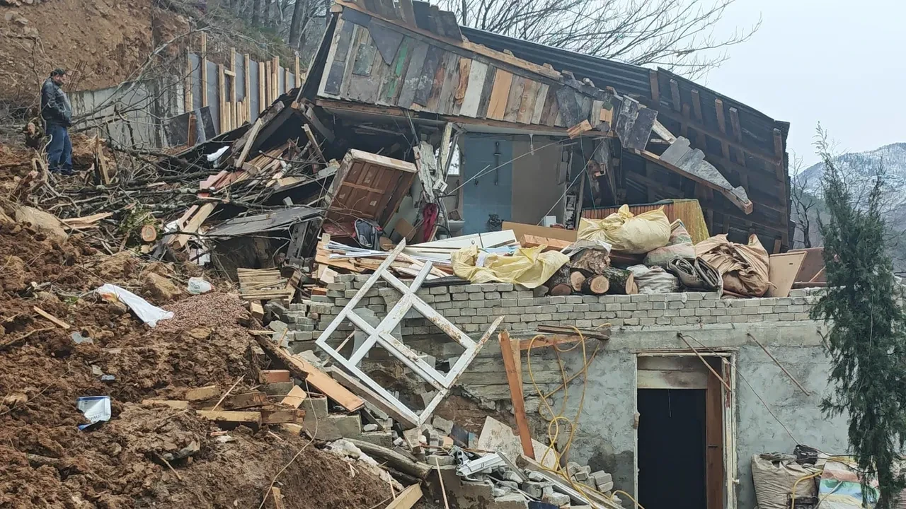 Artvin'de toprak kayması! Ev ve ahır toprak altında kaldı