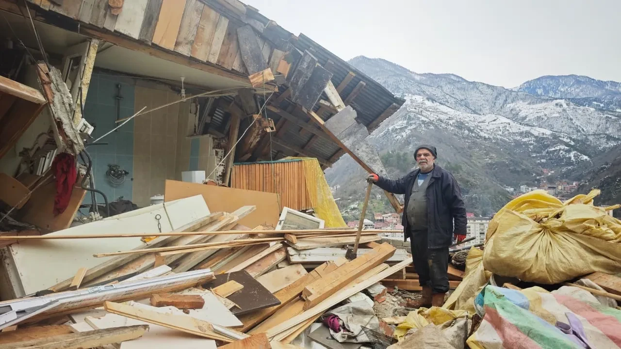 Artvin'de toprak kayması! Ev ve ahır toprak altında kaldı