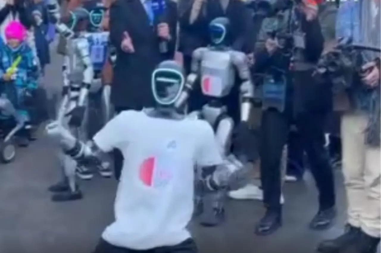 Dans eden Çinli robotlardan renkli görüntüler! Davos sokaklarında insanlar eşlik etti