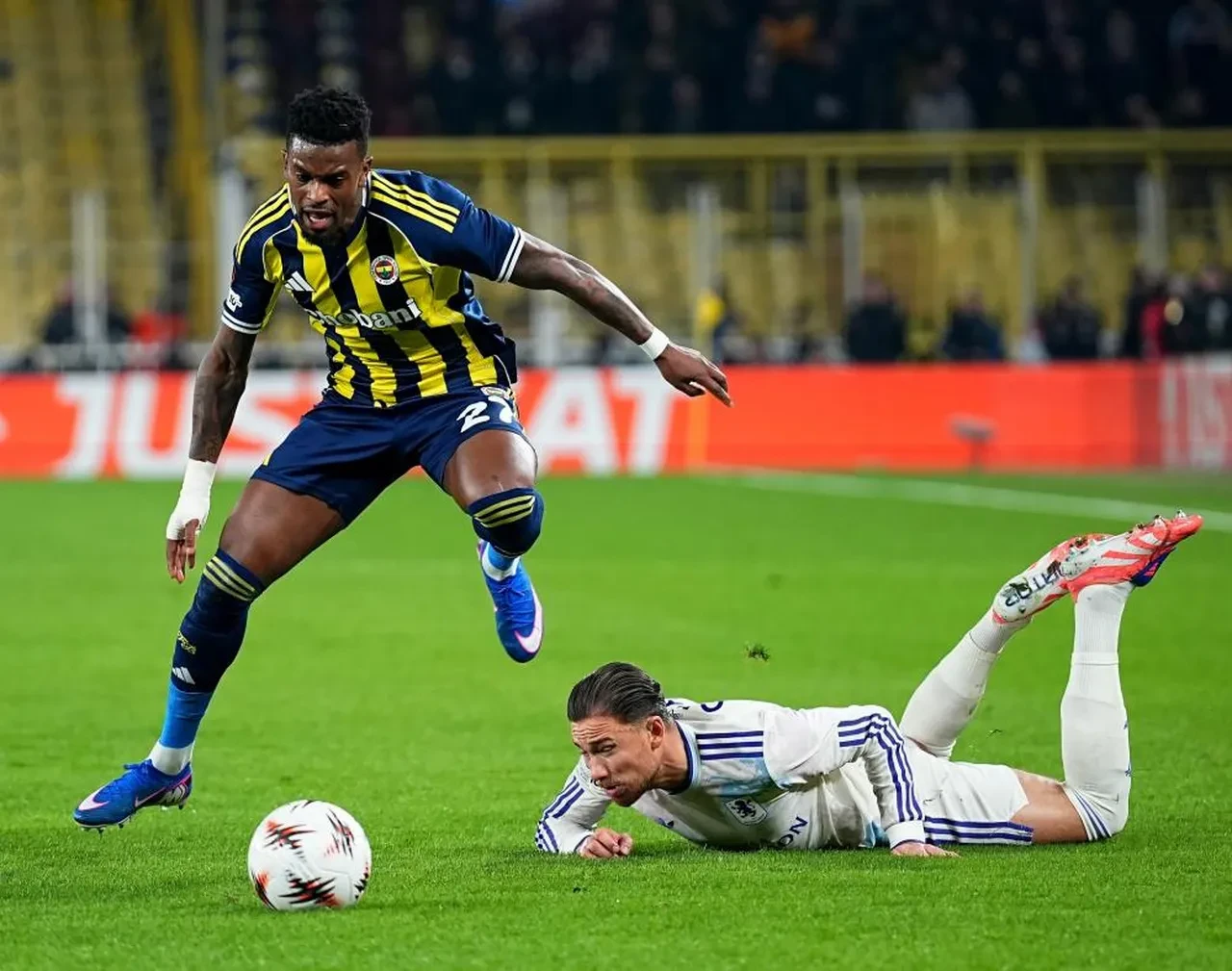 Fenerbahçe UEFA Avrupa Ligi'nde Aston Villa'ya mağlup oldu