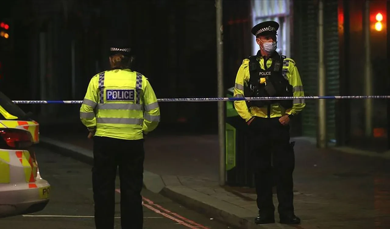 İngiltere'de kan donduran olay! Kapıyı çalıp içeri giren genç kız çeyrek asır esareti yaşadı