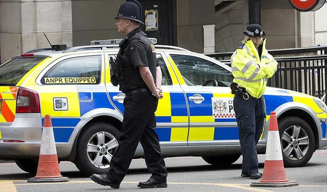 İngiltere'de kan donduran olay! Kapıyı çalıp içeri giren genç kız çeyrek asır esareti yaşadı