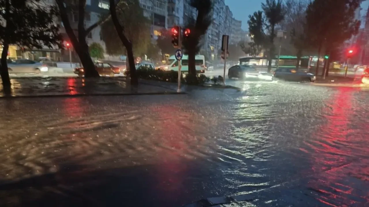 İzmir sağanağa teslim oldu! Cadde ve sokaklar göle döndü