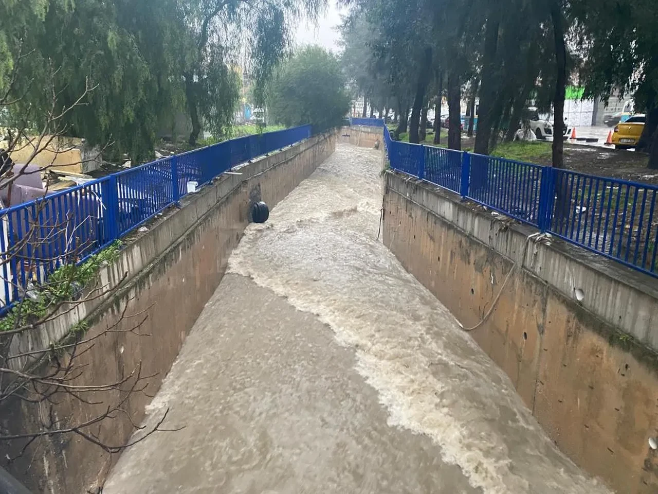 İzmir sağanağa teslim oldu! Cadde ve sokaklar göle döndü